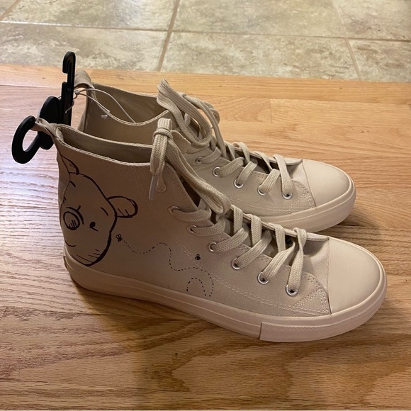 Disney Winnie the Pooh Canvas High Top Sneakers NEW Sz 8 Tan - Picture 2 of 7